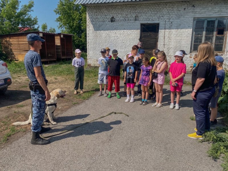 В Промышленновском округе школьники познакомились с профессией полицейского-кинолога