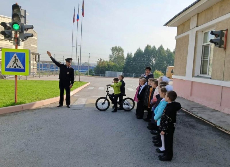 В Промышленновском муниципальном округе сотрудники полиции провели мероприятие в рамках единого дня безопасности дорожного движения