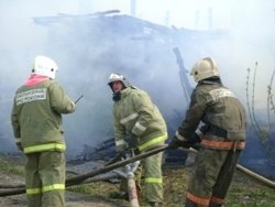 Спасатели МЧС России ликвидировали пожар в частном жилом доме, хозяйственных постройках и легковом автомобиле в Промышленновском МО