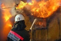 Спасатели МЧС России ликвидировали пожар в частных хозяйственных постройках в Промышленновском МО